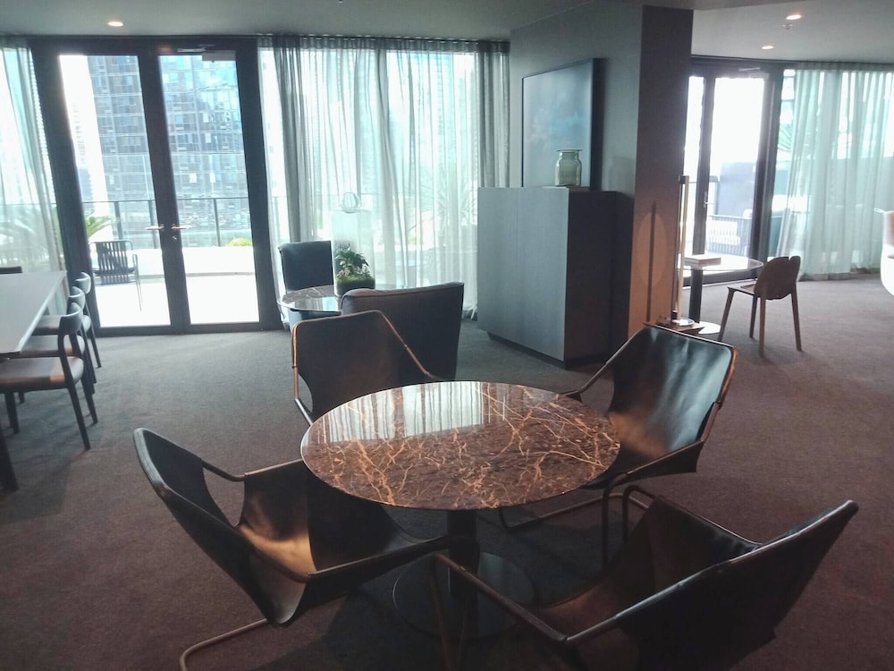 Southbank 2BR High City Views Enjoy Wine, Gym, Pool, Wifi