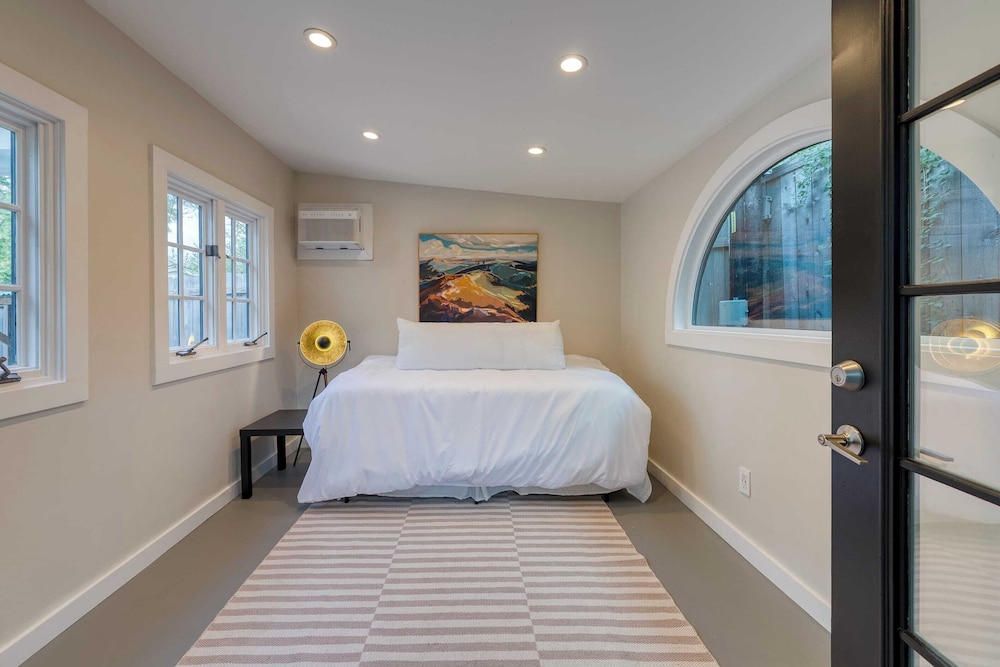Modern Austin Home w/ Pool, Putting Green & Coffee Nook Townes Retreat by Avantstay