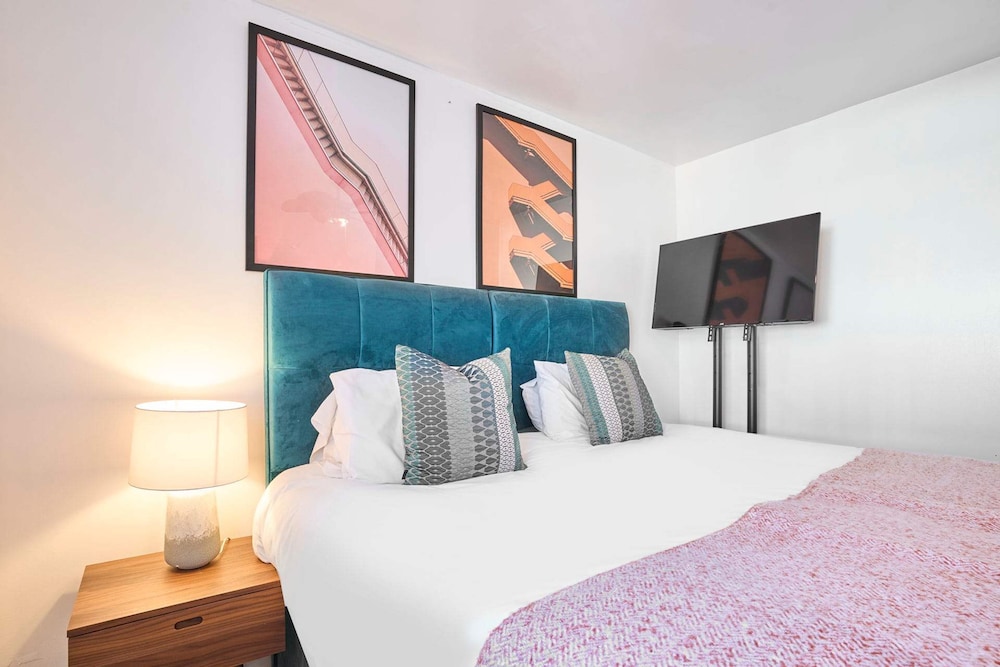 Host Stay Snowdrop Crescent II