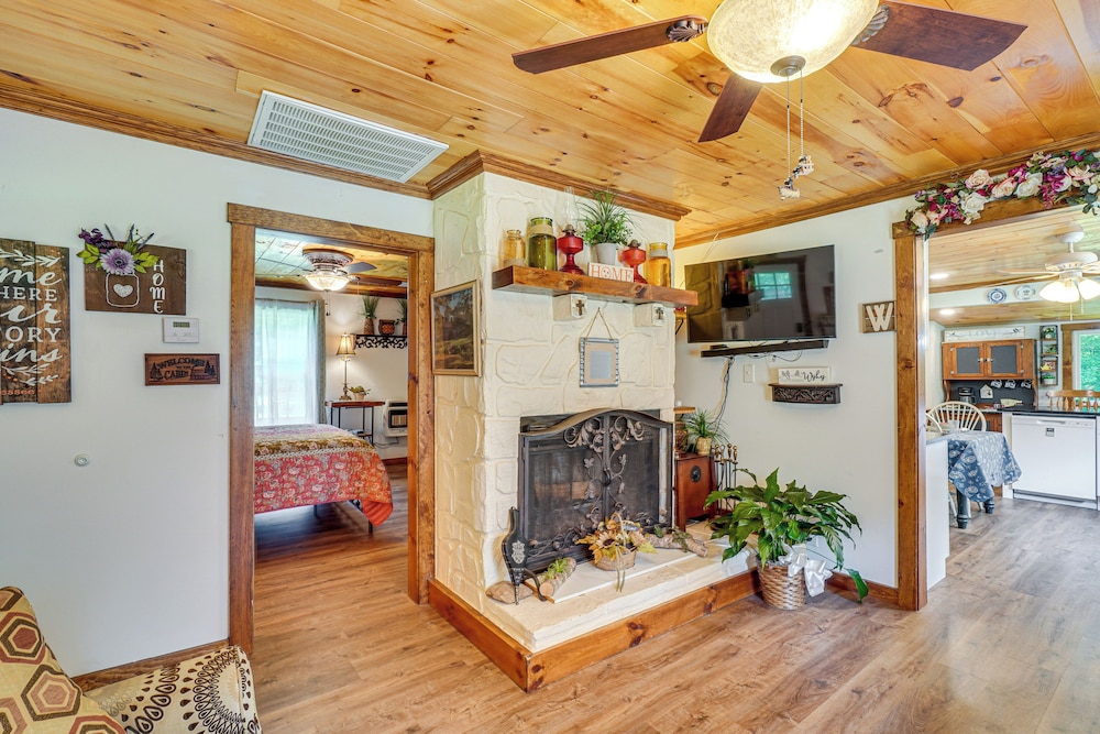 Riverfront Cabin - 6 Mi to Great Smoky Mtns NP!