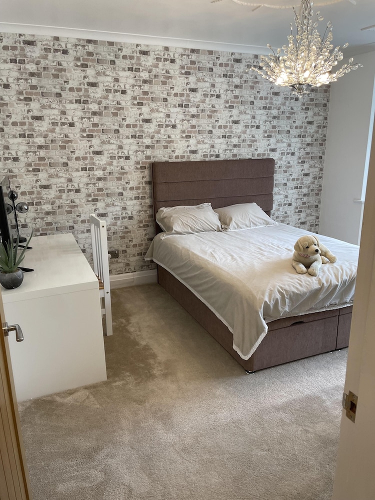 Beautiful 5-bed House in Walsall view 4