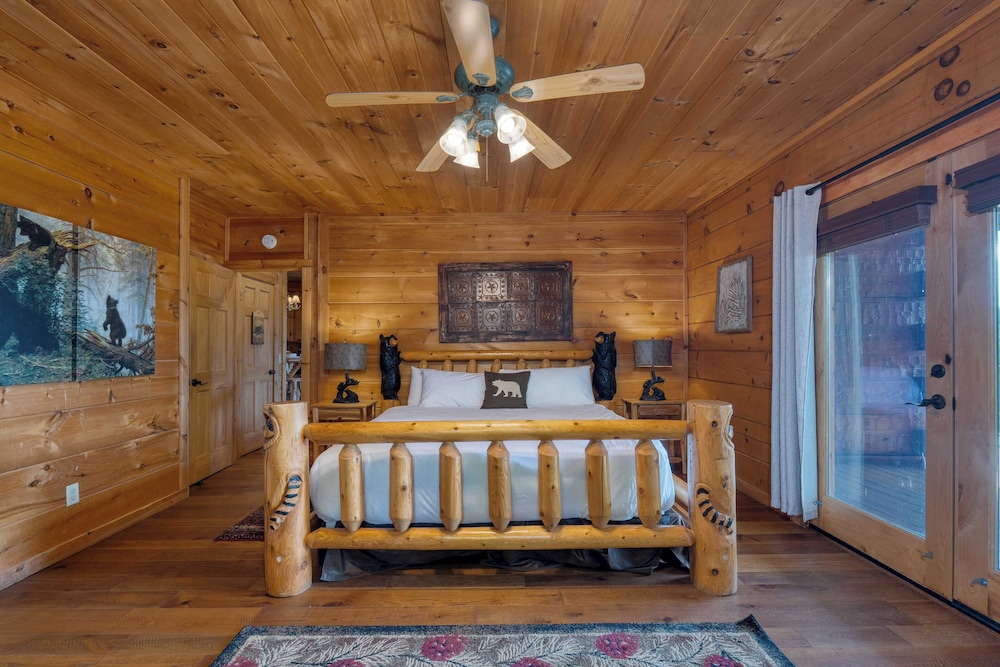 Big Bear Lodge by Avantstay Smoky Mountain Views, Hot Tub, Theater & Game Room