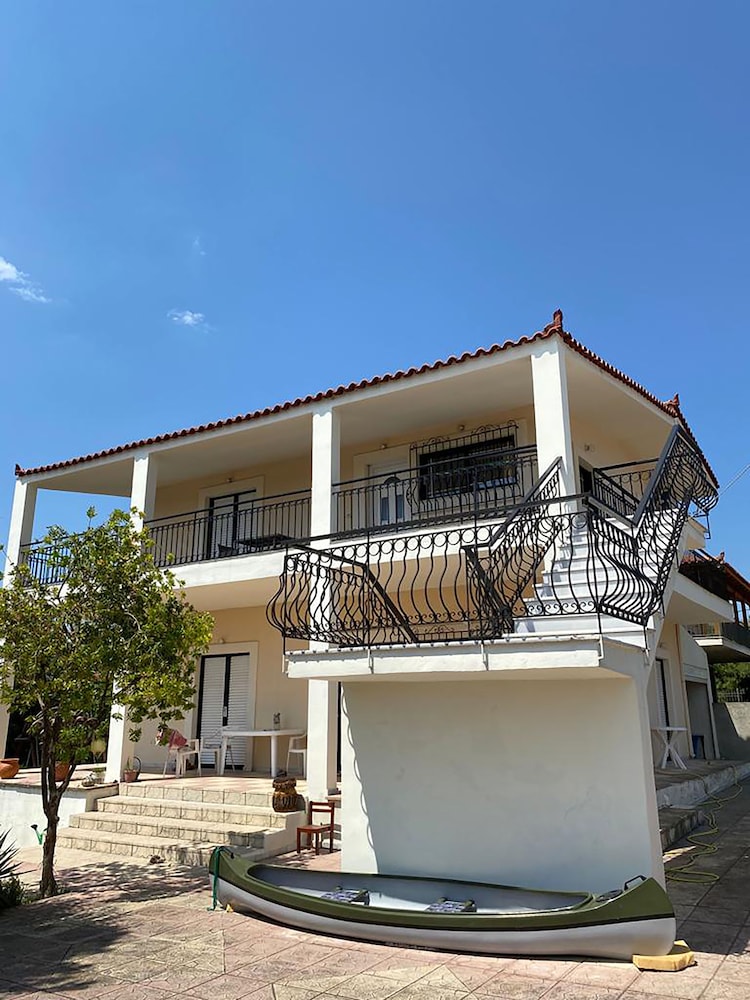 Cozy Home in Eretria view 3