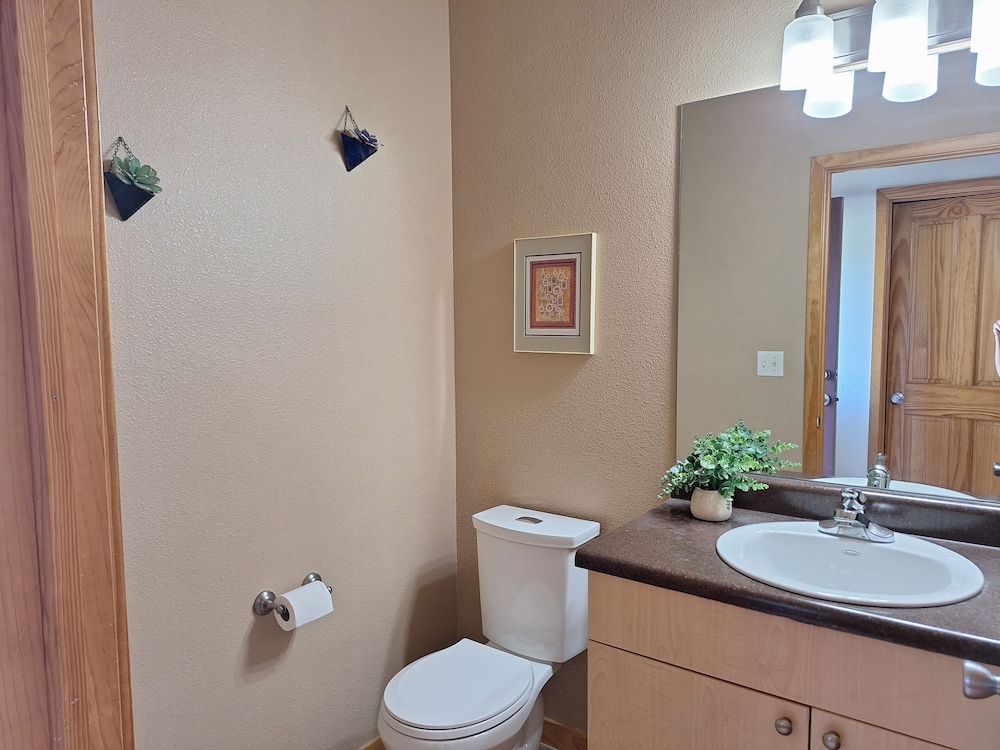 Rigden Retreat Garage, Dog Friendly, Near Trails
