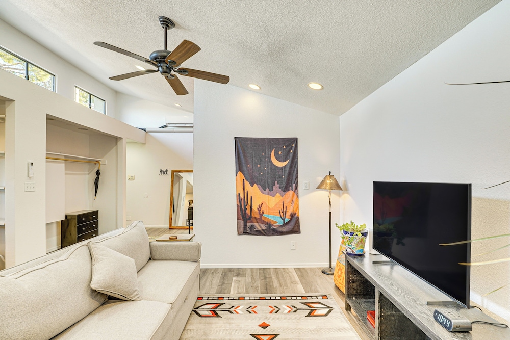 5 Mi to U of A Campus: Mtn-view Tucson Pad!