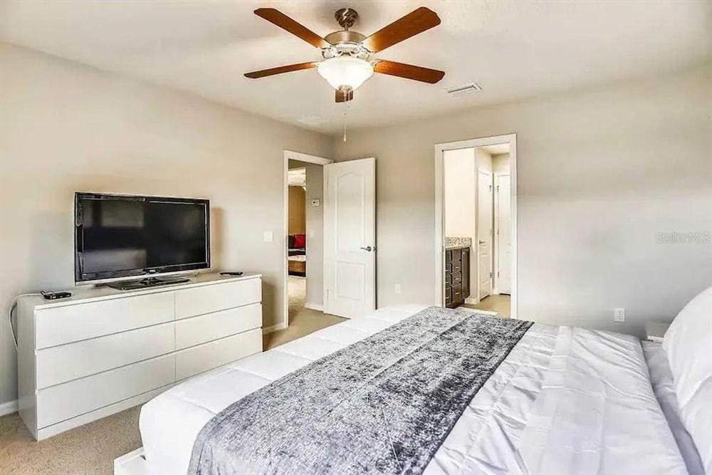 Gorgeous 5Bd w Private Pool Windsor Westside 8893