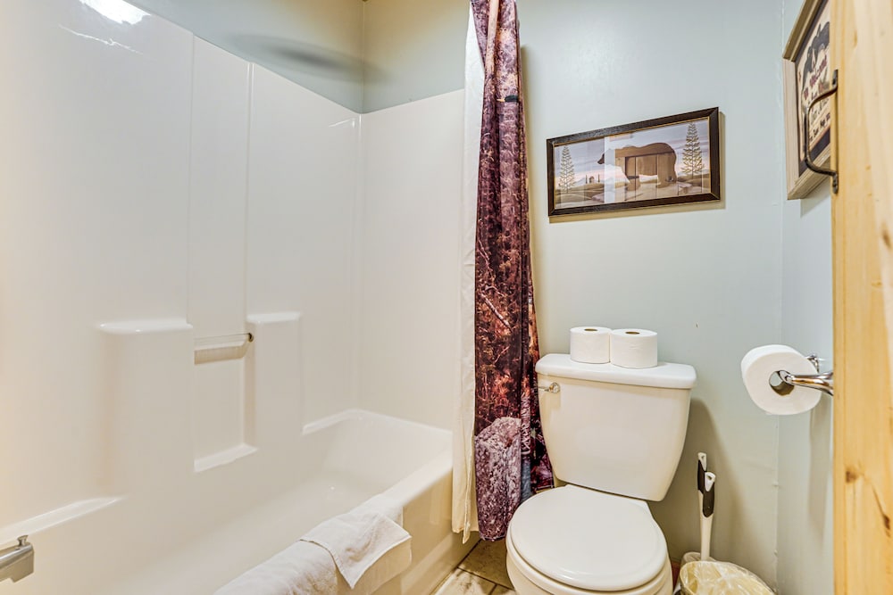 Sevierville Angler's Cabin w/ Pond Access!