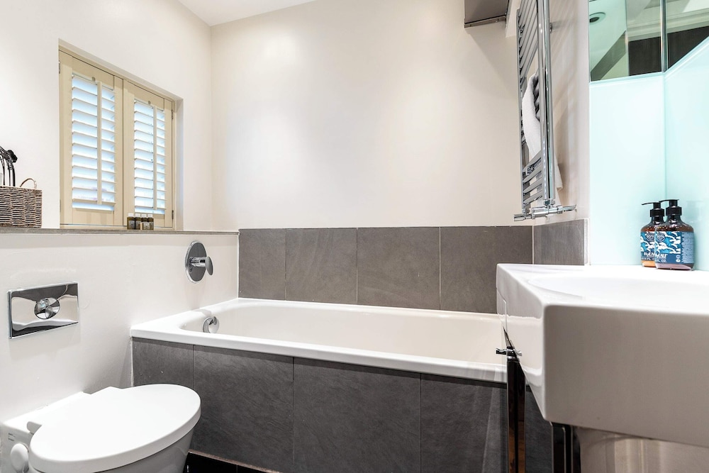 Elegant Two Bedroom Flat in Redcliffe Gardens