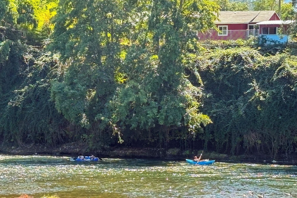 Lovely Riverfront Grants Pass Home: Pool & Hot Tub