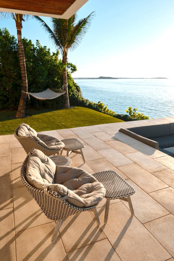 Luxurious Oceanfront Villa Infinity Pool Views