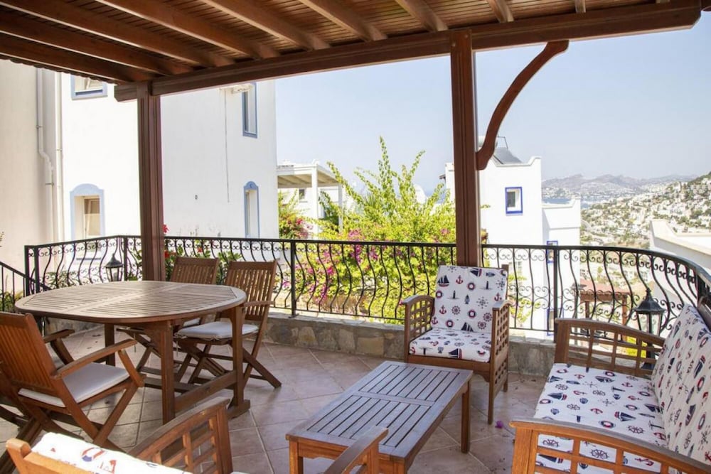 2 BR House With Garden in the Heart of Yalikavak view 3