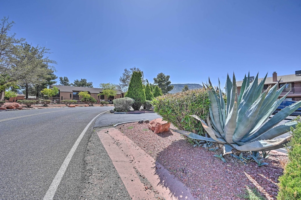 South Sedona Condo w/ Pool Access - Walk to Shops! view 3