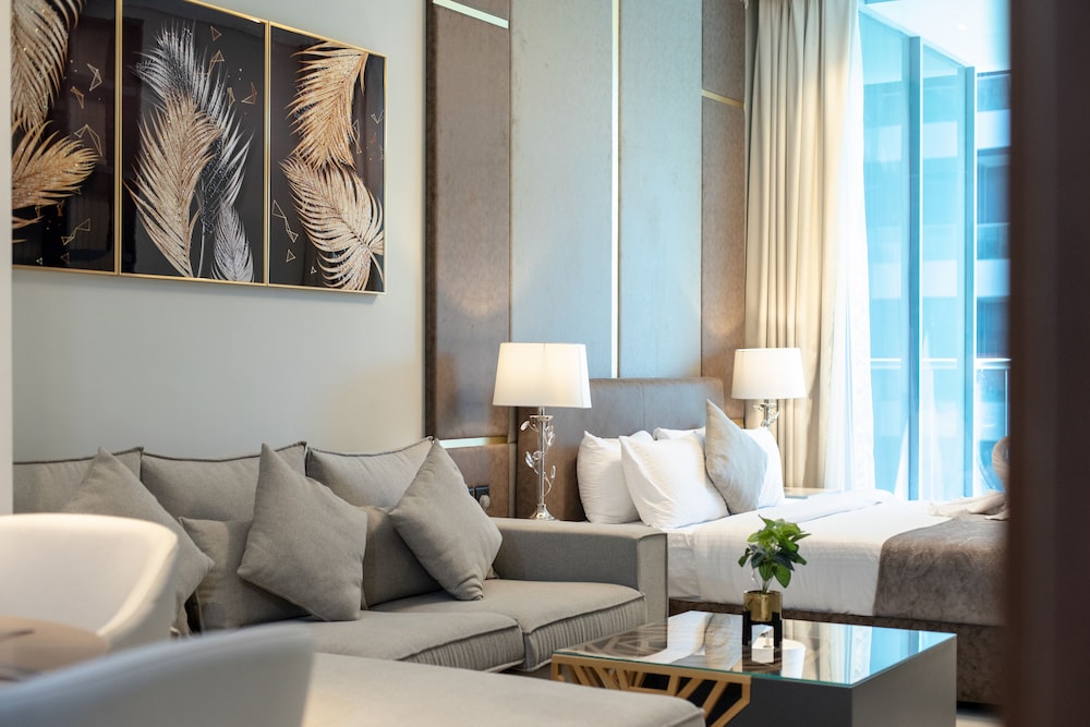 SIMPLY COMFORT Urban Chic Suites in J One Tower City & Canal Views