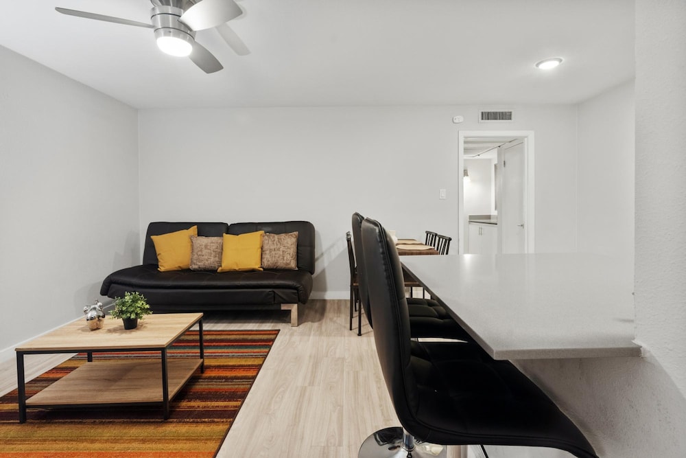 Modern 1BR Near UT Hyde Park Evonify - Image 3