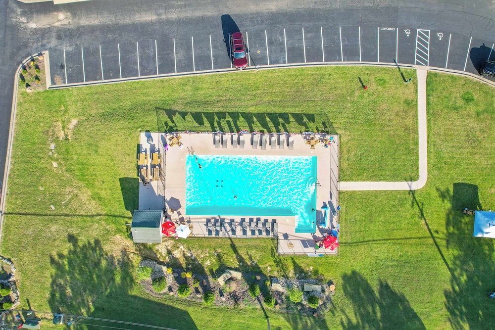 Waters Edge Retreat - For 6!
