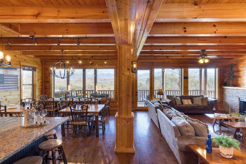 A View for All Seasons by Avantstay 12bdr w/ Game Room, Hot Tub, Movie Theater, Deck Views