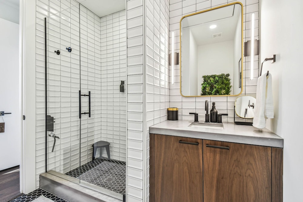 NEW The Strata Barn - Luxury Hyde Park Townhome