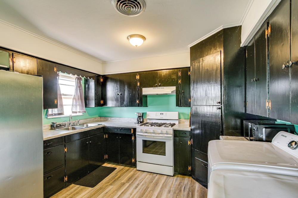 2 Mi to Phillips 66 Refinery: Home w/ Yard