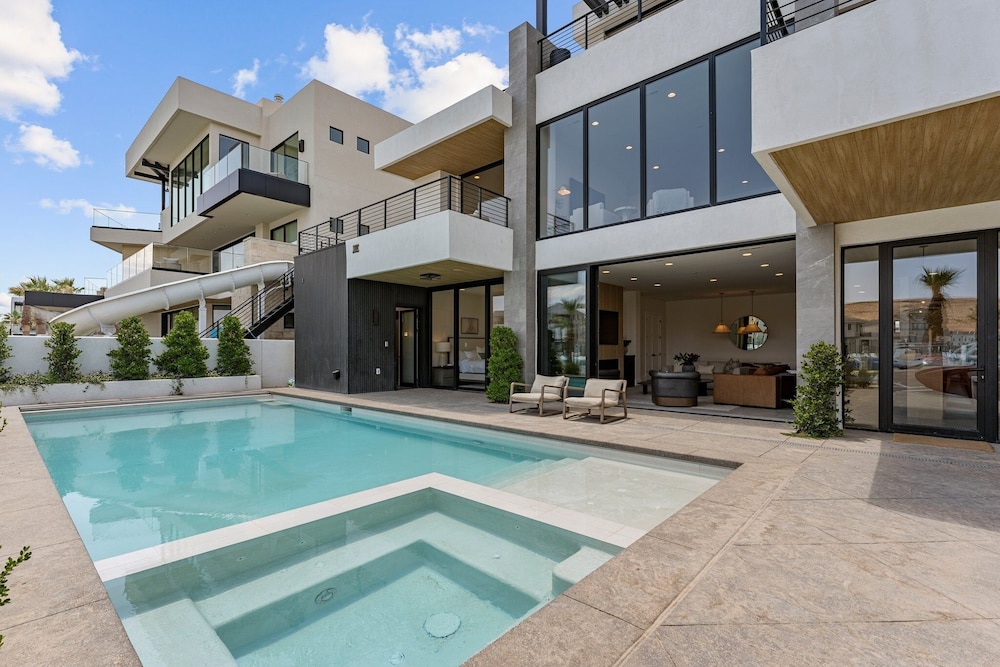 Luxury Beachside 7 Bedroom Home