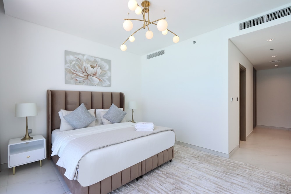 Panoramic 2BR at District One