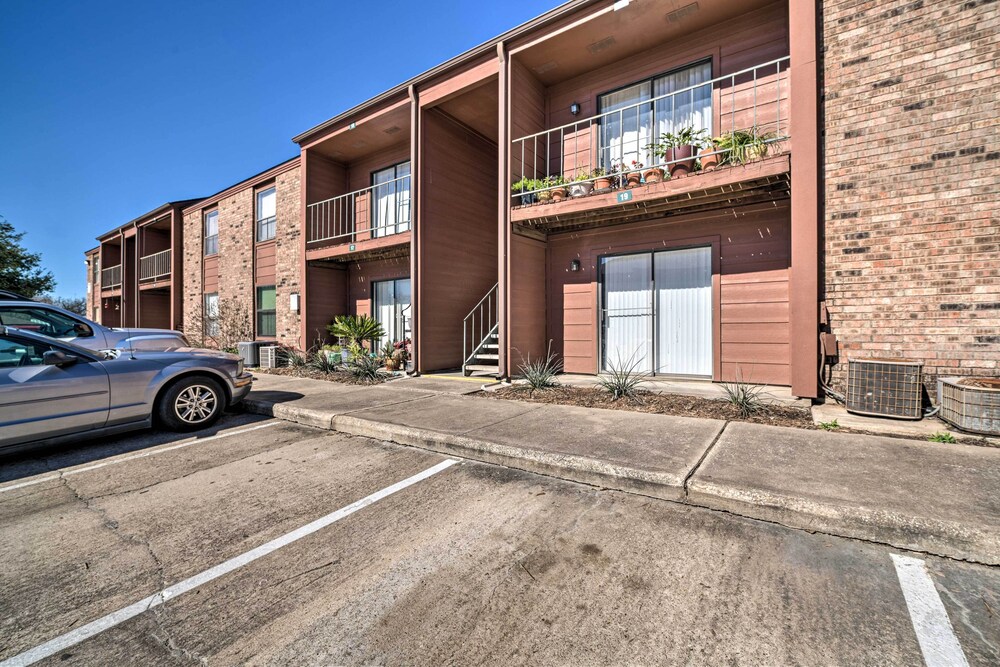 Game Day Retreat: Pool Access, 2 Mi to Texas A & M view 5