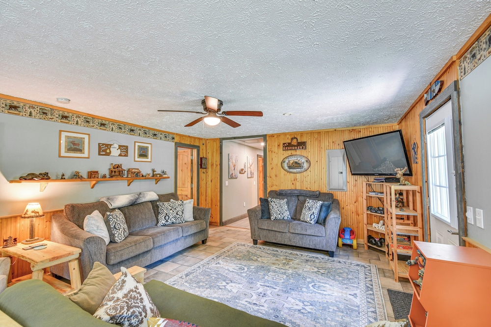 Woodsy 20-acre Retreat w/ Hot Tub in Mancelona