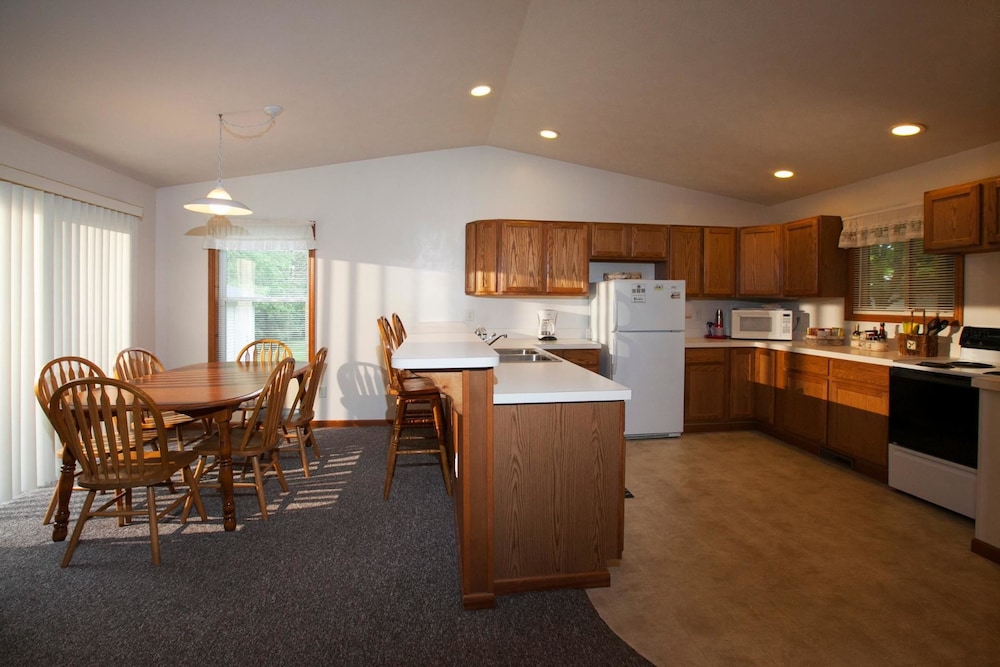Goshorn Lake Cottages