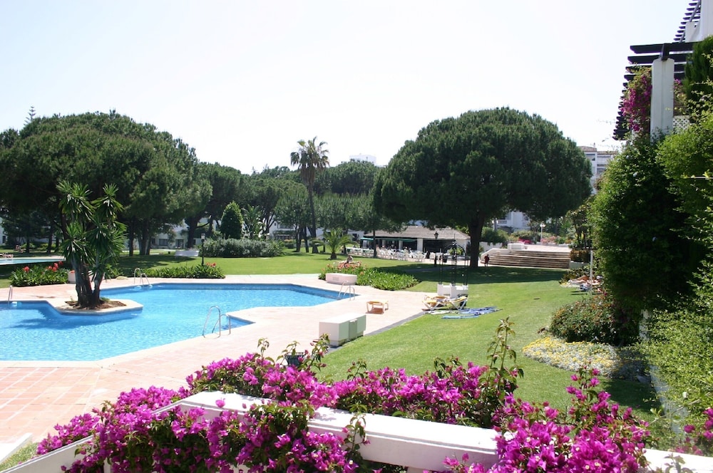 Beachfron Puerto Banus, 2 bed apt Playas Del Duque, Free Wifiparking 3 Pools photo 2