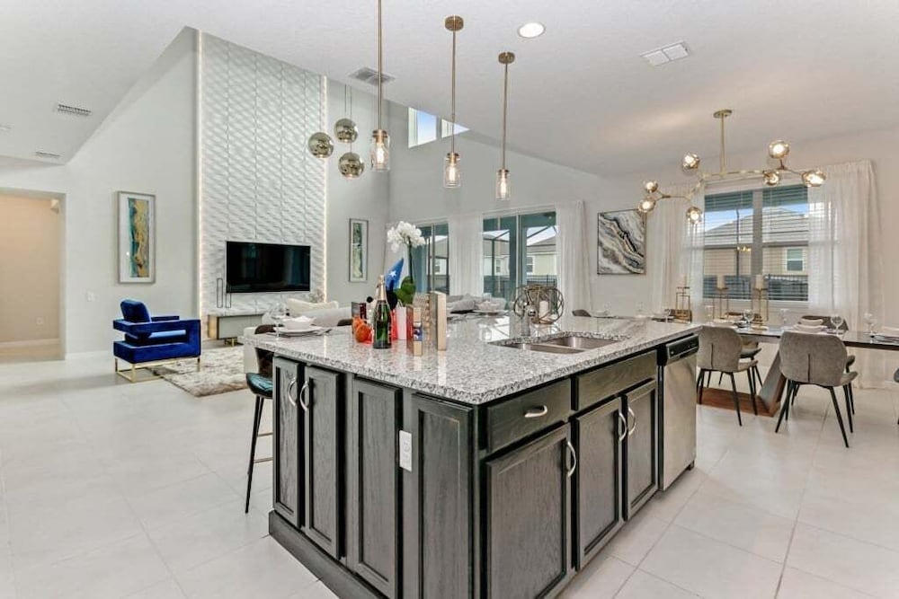 Luxury High Ceilings Pool, Spa Beautiful Home! 6 Bedroom Villa