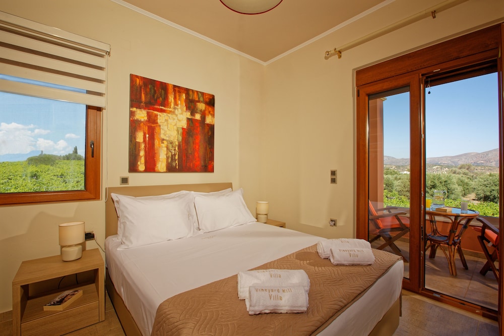 Cretan Vineyard Hill Villa Private Pool, Panoramic View, Beautiful Vineyard