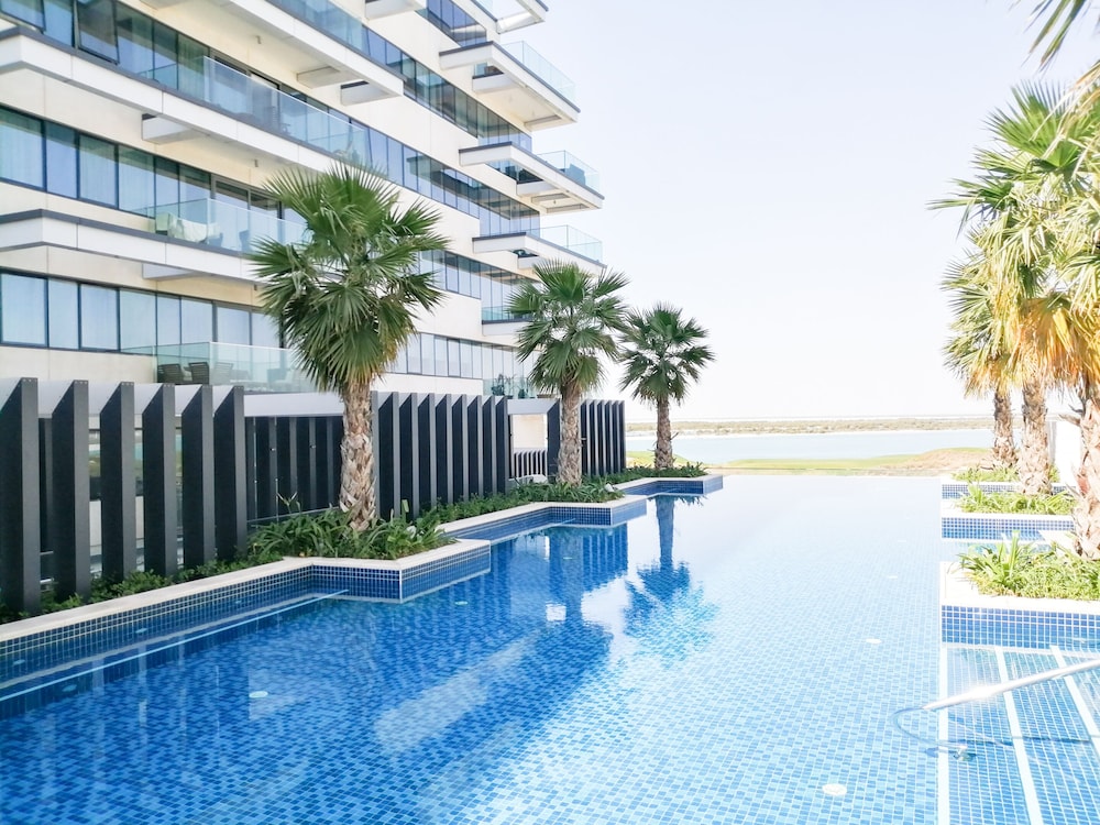 Abu Dhabi Vacations - Nasma Luxury Stays - Water's Edge in Yas - Property Image 1