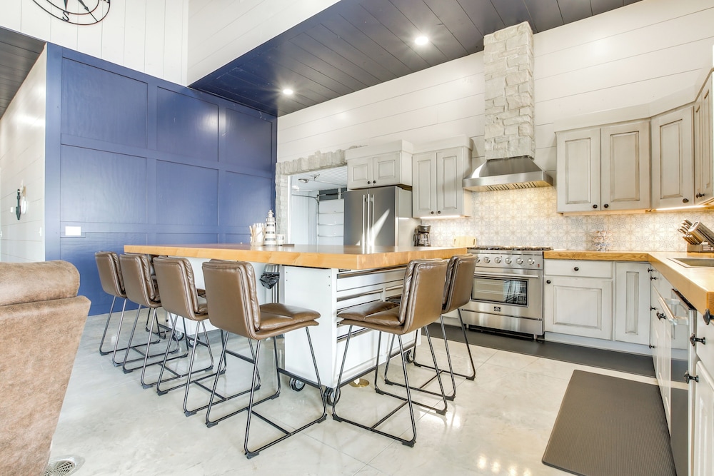 Dock & Panoramic Bay Views: Oconto Retreat!