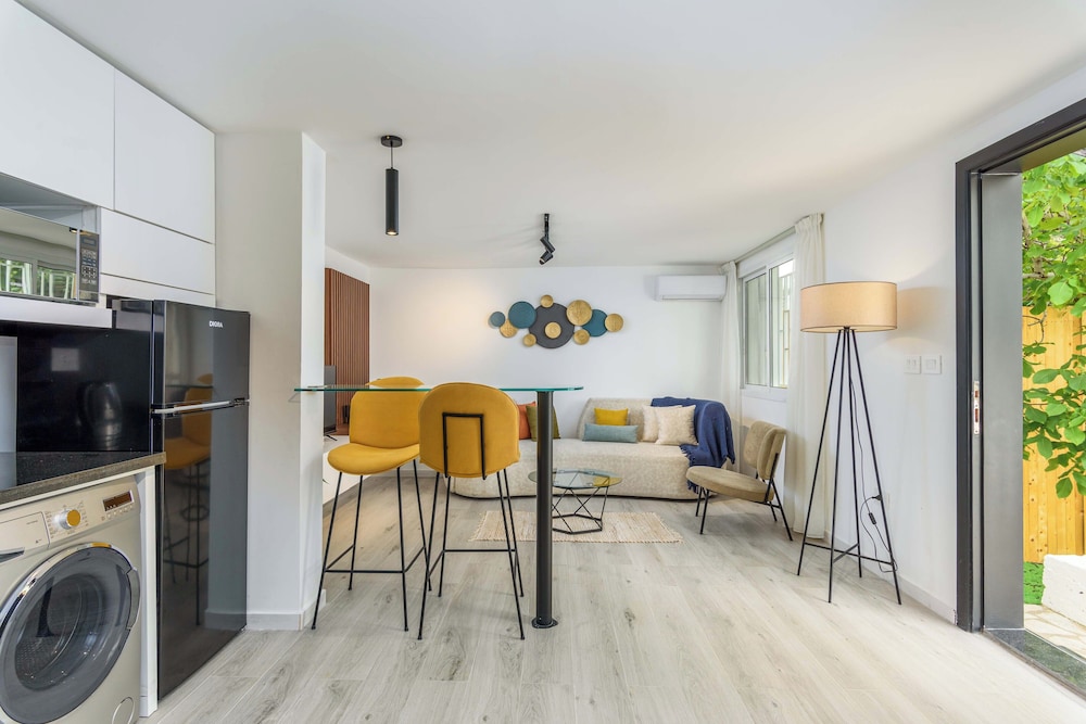Indigo 1-BR Apt W Terrace in Batroun