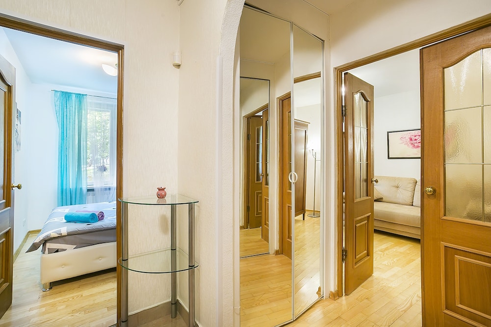 Apartment on Tryokhgorny Val 3 view 3