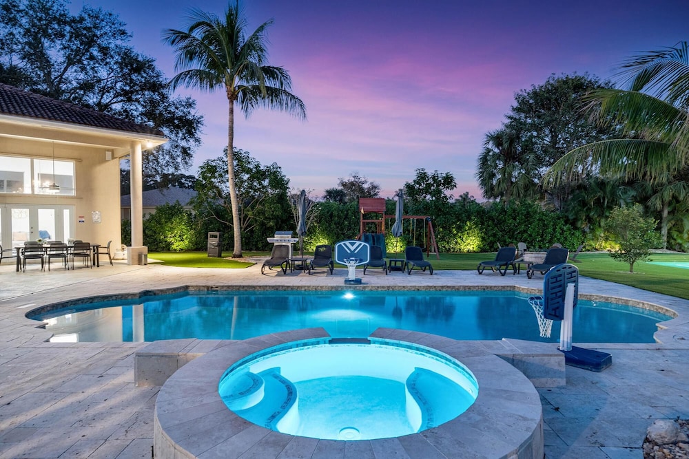 Luxurious 6-Bedroom Villa with Pool & Games