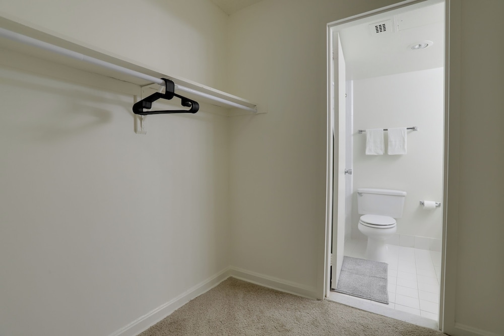 Convenient Apt Near Airport