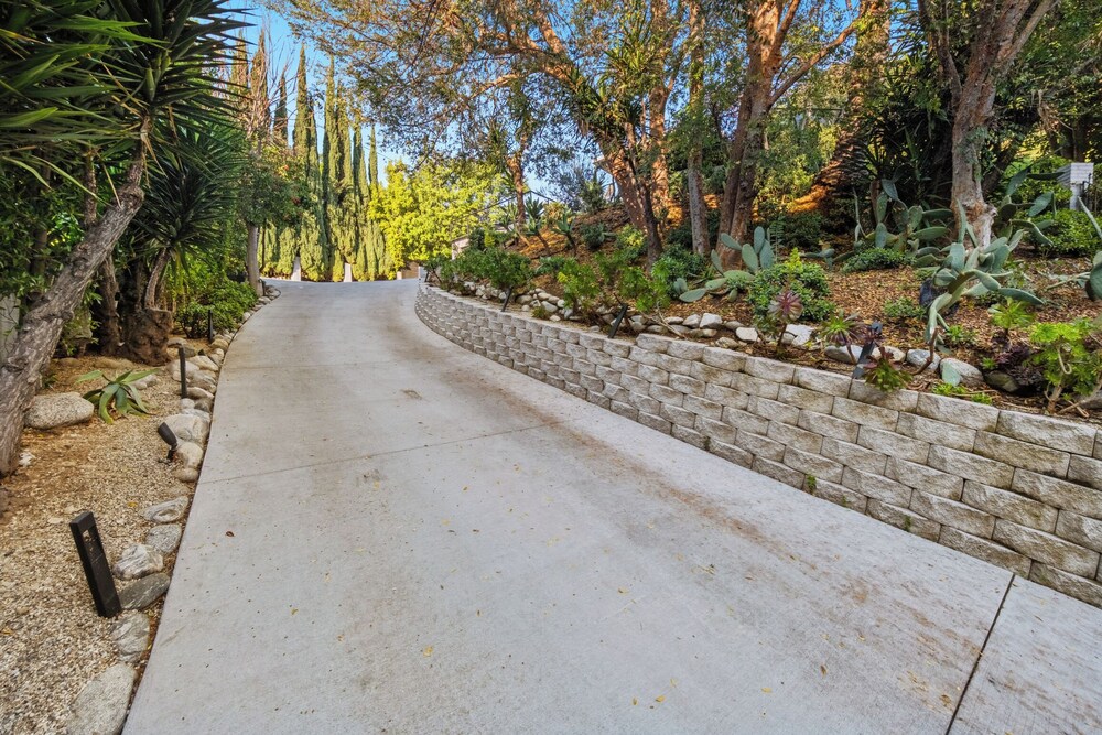 Farley Court - Stylish Hillside Residence With Stunning Views