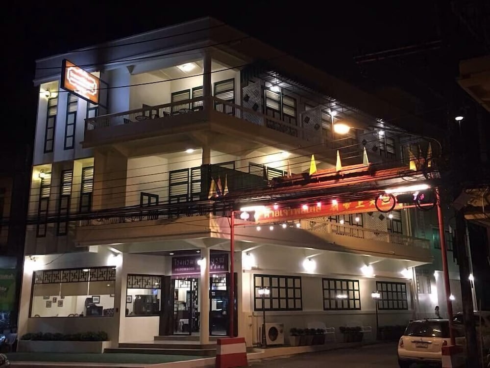 Srisomboon Hostel