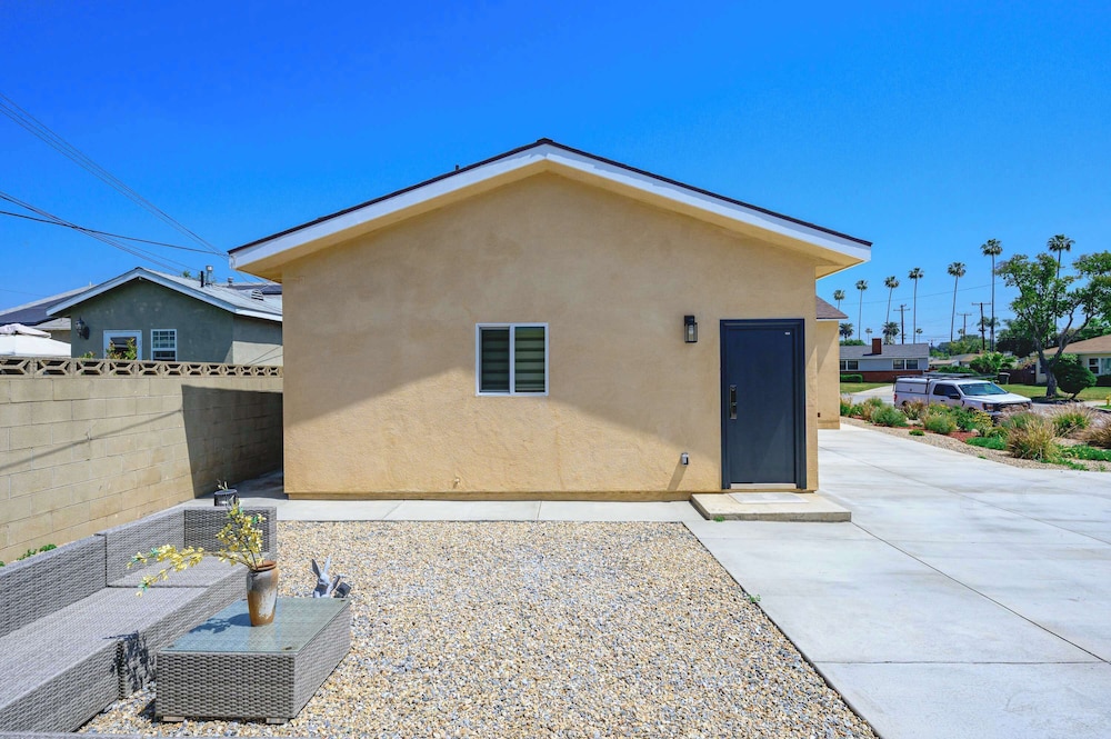 Cozy Modern Home w Full Kitchen Parking