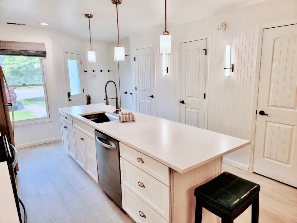 Charming Bayview - Downtown Condo With Pool