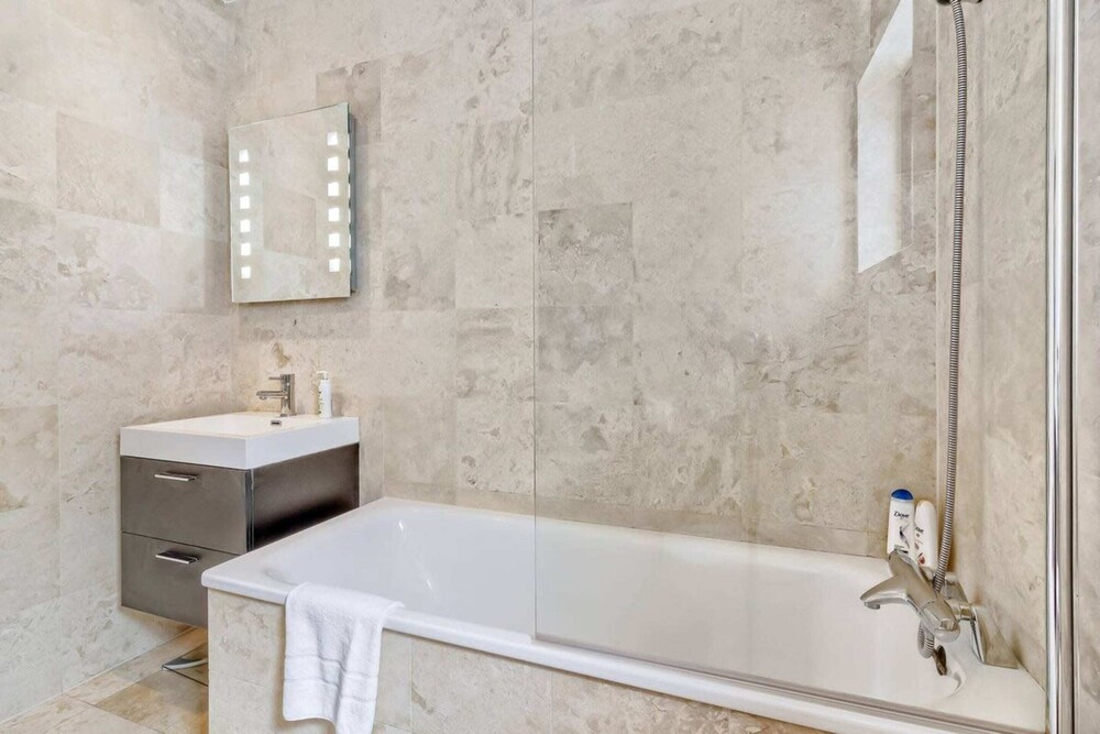 Stylish and Bright 3 Bedroom Duplex in North London