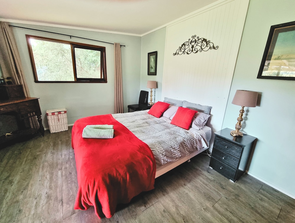 Rustic Country Lane Farmhouse in Lysterfield