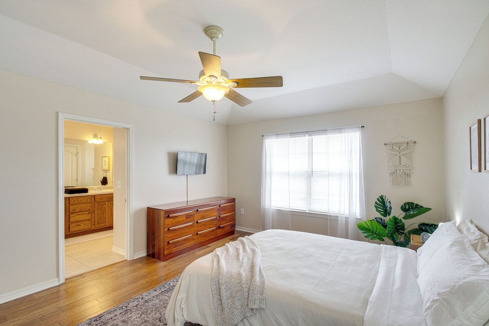 3 Mi to Escambia Bay: Home w/ Deck & Private Yard!