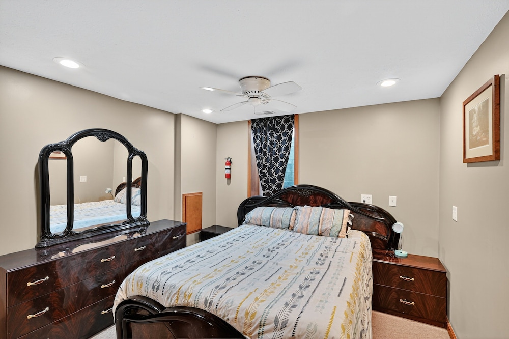Cozy Retreat With Hot Tub In Peaceful Goshen 4 Bedroom Home