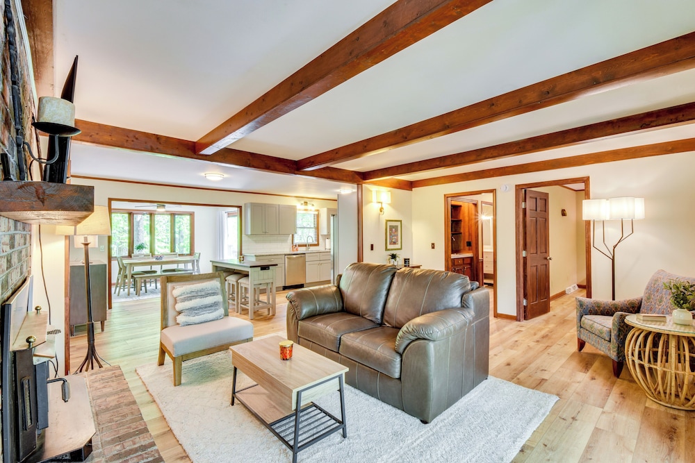 Deck & Game Room: Mountaintop Hideaway in Tiger!