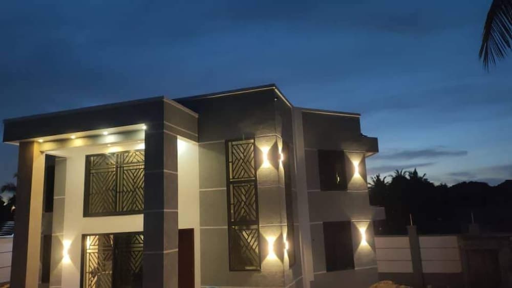 8 Guests - 4 Bedrooms - Dar Es Salaam City