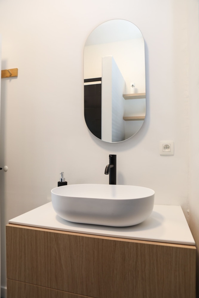 Kamiel -belle Epoque Apartment With Modern Comfort