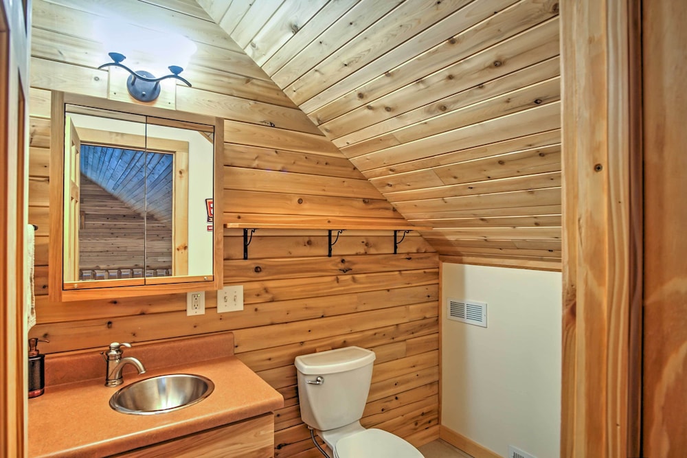 Remote Pentwater Cabin in the Woods: 5 Mi to Dtwn
