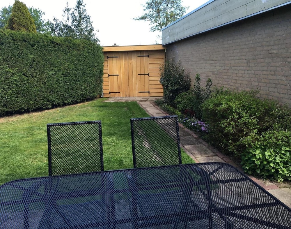 Bungalow Near Beach With Private Garden