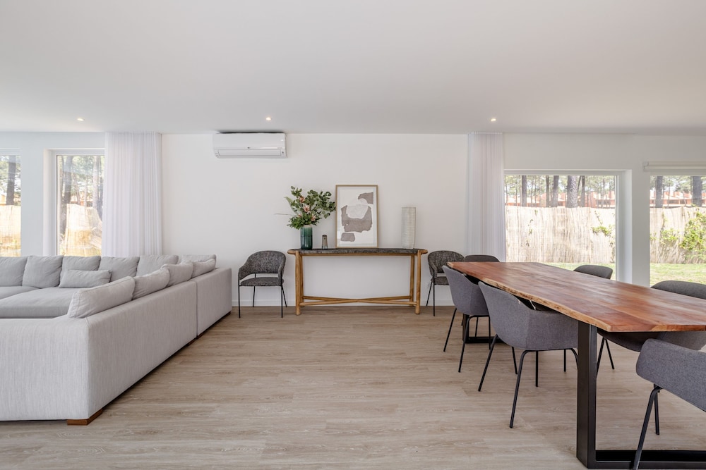 Aroeira Modern Grand Villa With Pool by Homing